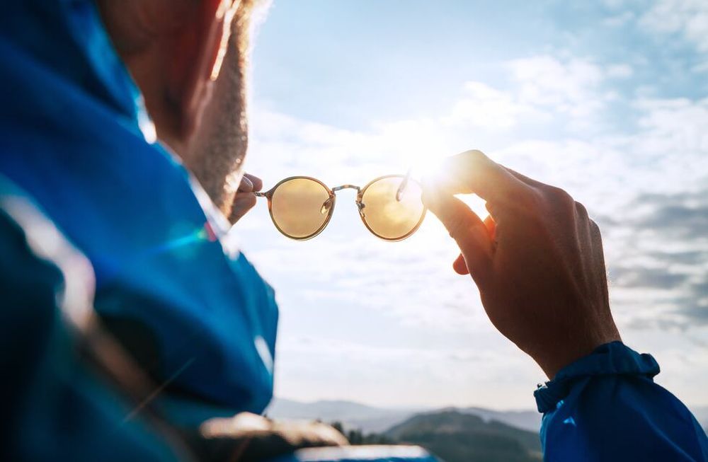Muchas personas utilizamos cremas solares para proteger la piel durante los meses más cálidos, pero no es tan sabido que los ojos también necesitan protección.
