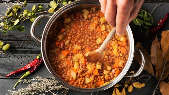 No hace falta un remojo largo: entre cuatro y ocho horas en agua fría, con un cambio de agua antes de cocinar, es suficiente.