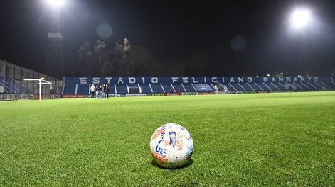 El estadio Feliciano Gambarte tiene nuevas luminarias que serán estrenadas ante Central Córdoba (SdE). / José Gutiérrez