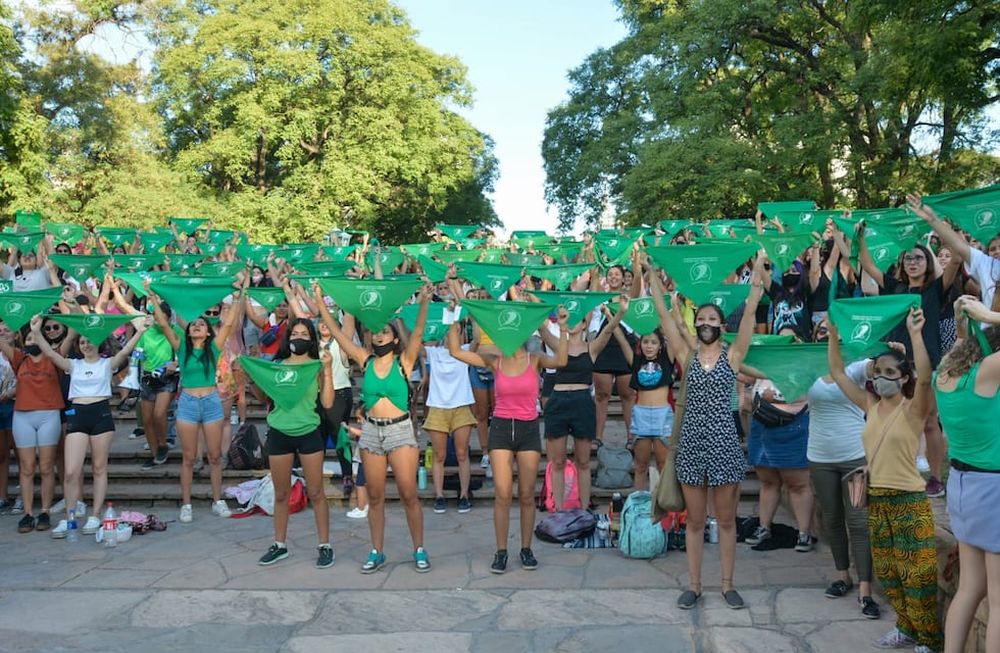 Distintas organizaciones feministas se reunieron en la Plaza Independencia para realizar la vigilia verde a horas de la votación en la Cámara Alta.