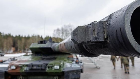 EE.UU. aprobó el envío de municiones cargadas con uranio empobrecido para utilizar en los tanques Abraham que ya tiene Ucrania para enfrentar a Rusia.