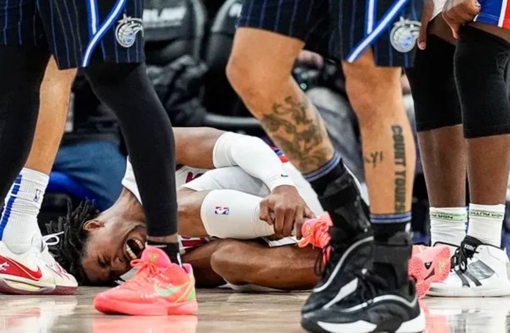 El base de los Detroit Pistons, Jaden Ivey, siente dolor en el suelo debido a una lesión a principios del último cuarto contra los Orlando Magic en el Little Caesars Arena en Detroit el miércoles 1 de enero de 2025.Junfu Han, Detroit Free Press