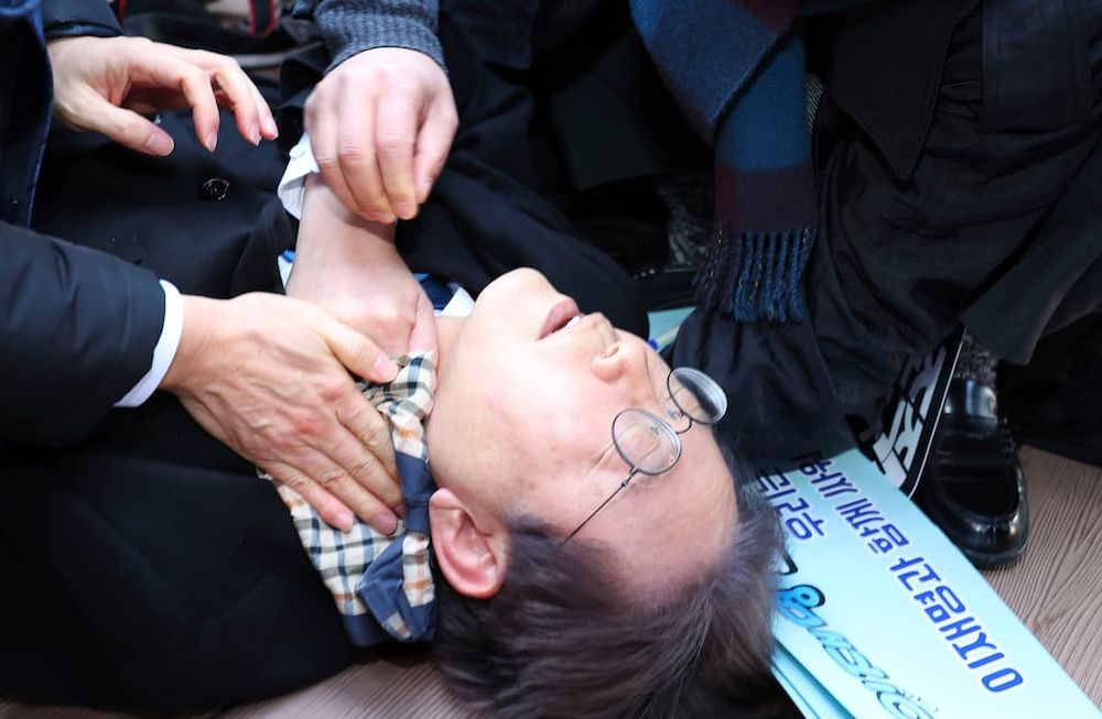 Lee Jae-myung, líder del partido opositor  de Corea del Sur, fue apuñalado esta mañana durante un acto público. Lo trasladaron consciente al hospital para ser operado.