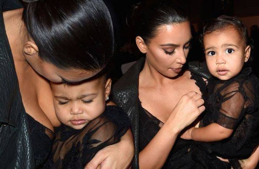 El manual del buen padre... Kim Kardashian olvidó a su hija