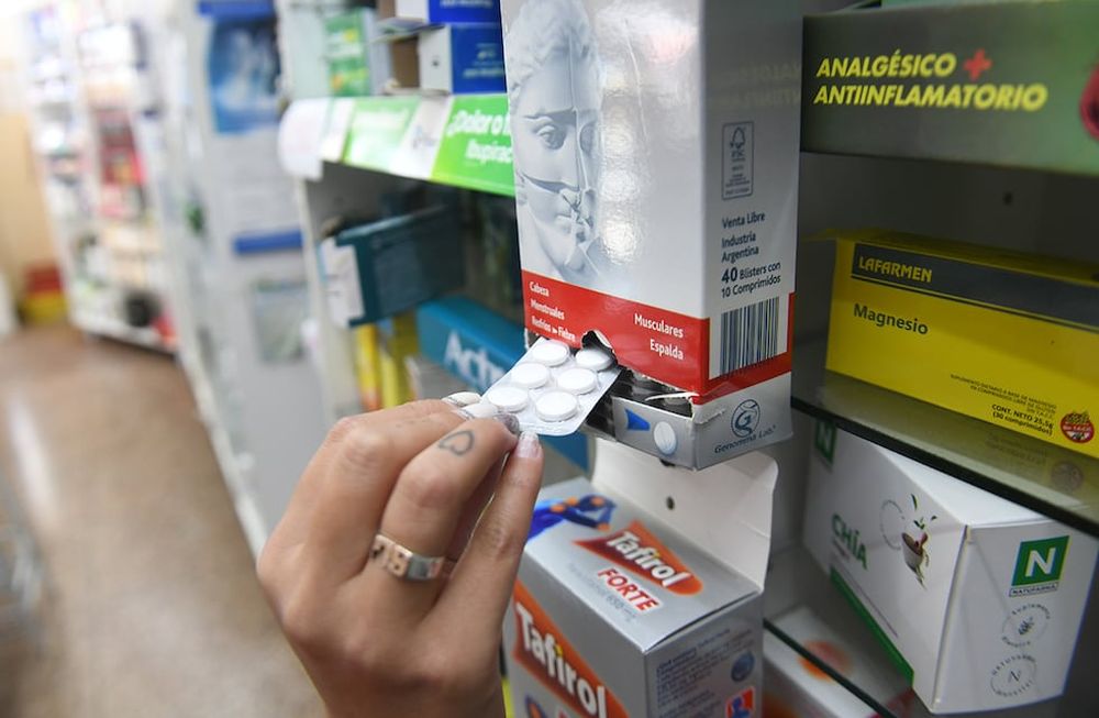 El decreto 1024/2024 publicado hoy, modifica la reglamentación de la Ley N° 17.565. Con él, reglamentó una nueva manera de dispensa para medicamentos de venta libre, es decir que no requieren receta médica para su adquisición, y con ello, permite que sean exhibidos en las góndolas, con acceso sencillo para los clientes, no sólo en las farmacias sino también en otros comercios que no son del rubro. En estos últimos incluye antiácidos y analgésicos.Foto: Ramiro Pereyra/La Voz
