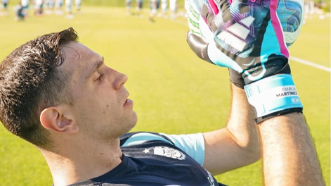 Dibu Martínez volvió a entrenarse bajo la supervisión del kinesiólogo de la Selección, Pablo Capuchetti, y evitó apoyar la mano derecha al incorporarse en cada ejercicio para no exigir la zona lesionada.