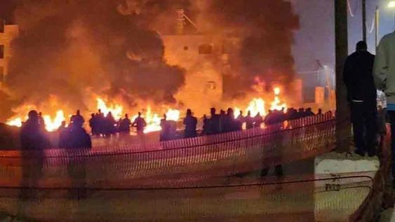 Colonos israelíes durante el ataque perpretrado a un poblado palestino en Huwara, en la ocupada Cisjordania, en el que hubo un muerto y más de 200 heridos.