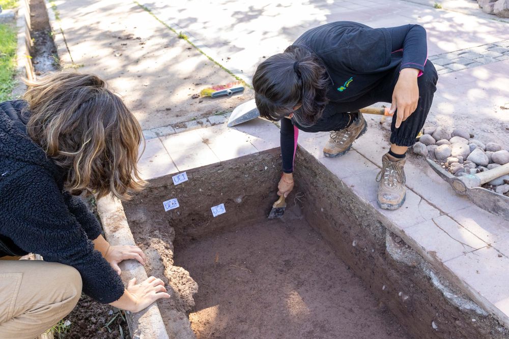En la plaza Juan Francisco Cobo, de la Cuarta Sección, encontraron antiguos cimientos, canales y restos arqueológicos que dejaron huella. Fueron descubiertos al iniciar obras de optimización hídrica.