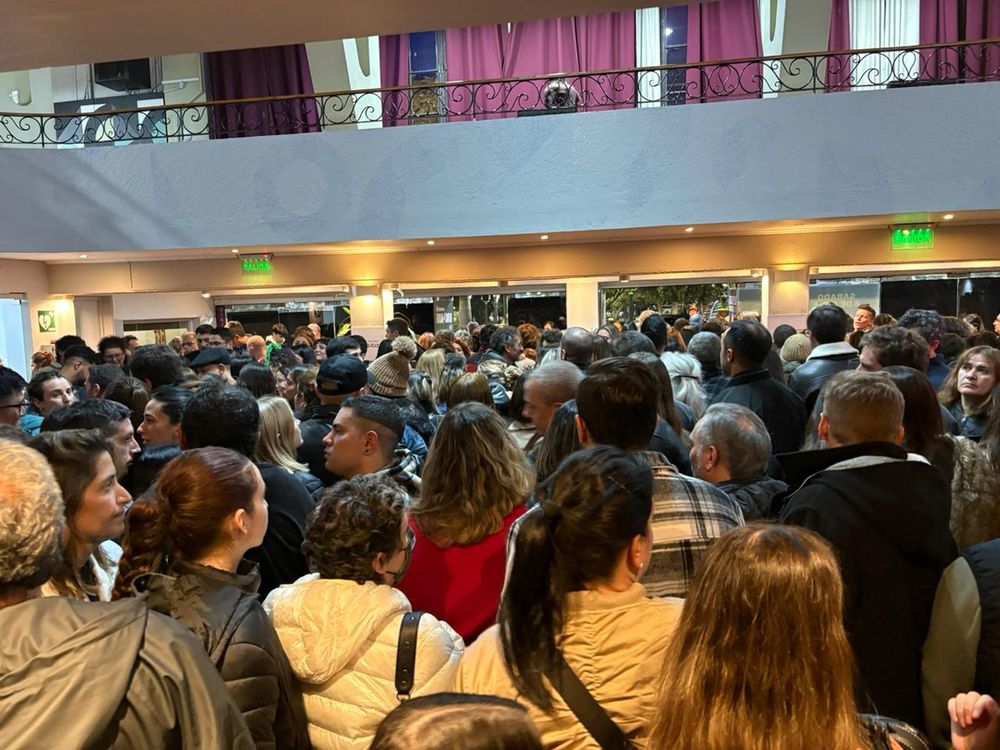 El público en el hall del Teatro Plaza tras final el show.