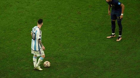 Lionel Messi y Kylian Mbappé, compañeros de equipo en el Paris Saint Germain, rivales en la final de la Copa del Mundo Qatar 2022.