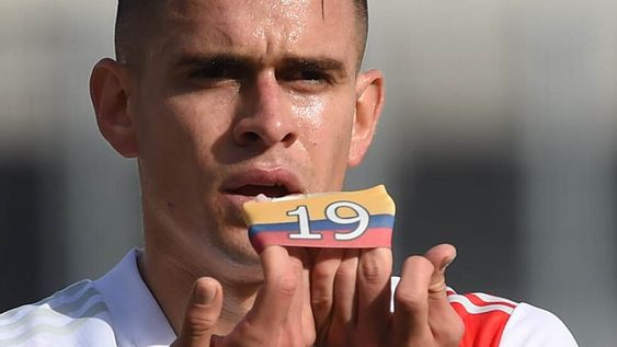El delantero de River Rafael Santos Borré es pretendido por el Inter y podría jugar con Lautaro Martínez.