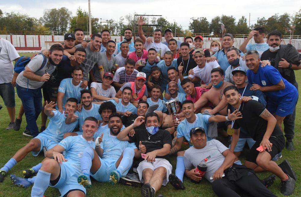 La alegría es solo gutierrina. En la final de la Liga Mendocina, Gutiérrez goleó por 5 a 2 a Andes Talleres y se consagró campeón. / Nicolás Ríos.