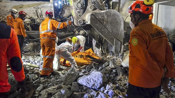 Tragedia en Indonesia: ascienden a 60 los muertos por el derrumbe de una escuela islámica en Java Oriental