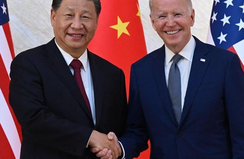Xi Jinping y Joe Biden, presidentes de China y EE.UU. respectivamente, sonriendo para las cámaras en su primer encuentro presencial como mandatarios en Bali, previo a la cumbre del G20.