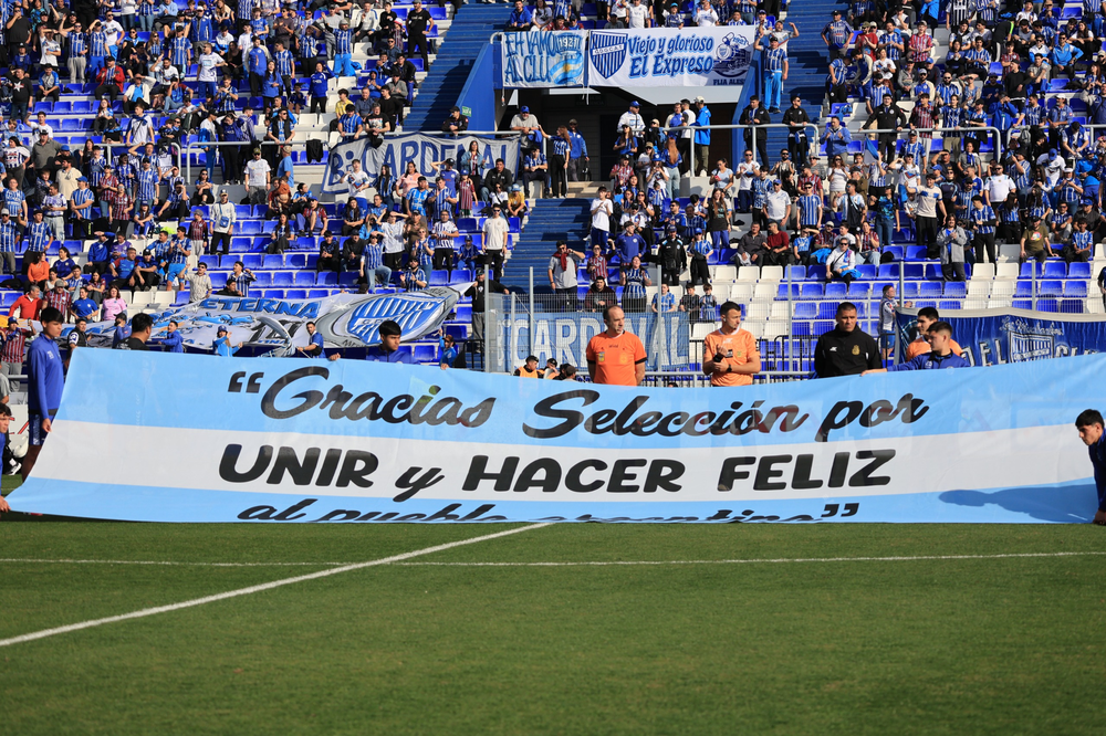 En el Feliciano Gambarte los jugadores del Tomba y Central homenajearon a la Selección Argentina.