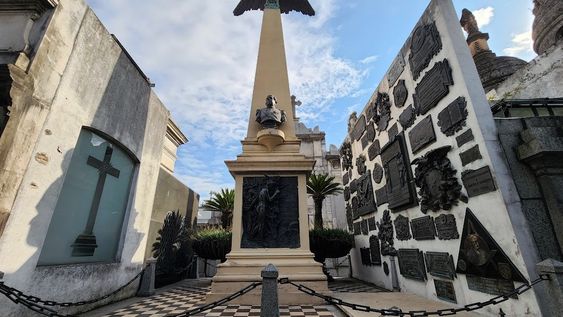 El mausoleo de Sarmiento en la Recoleta revela un universo de símbolos masónicos, frases grabadas y guiños biográficos del prócer. Foto: Luciana Sabina