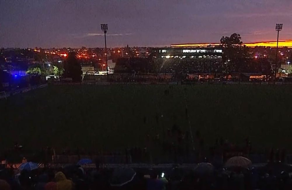Almirante Brown Independiente Rivadavia suspendido por falta de luz.
