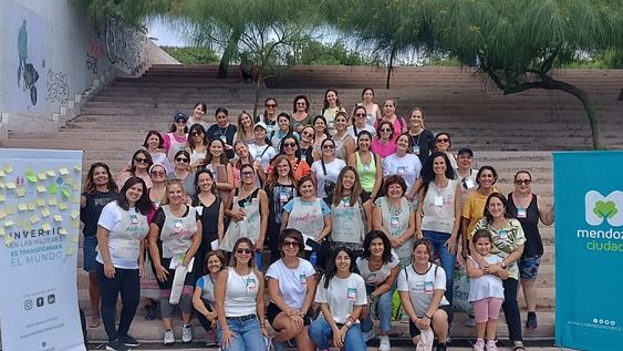 La caminata de mentoreo organizada por Voces Vitales Cono Sur se realizó en 2023 en el Parque Central. Foto: Municipalidad de la Ciudad de Mendoza