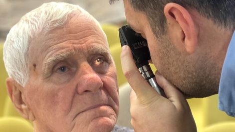 Edgar Zatko, médico chaqueño, durante una jornada de atención en una clínica móvil en Ucrania.