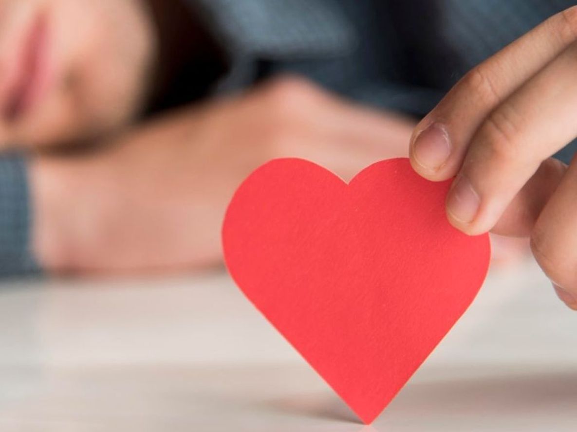 6 señales claras de que alguien te ama en secreto, según la psicología.
