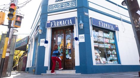 Ubicada en la esquina de Rivadavia y Tomba, la Farmacia Godoy Cruz cumplió 115 años. Foto: Ignacio Blanco / Los Andes