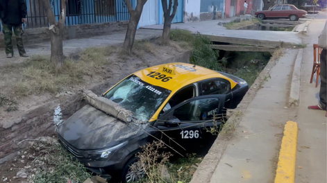 Los Andes | Un taxista cayó a un zanjón en Las Heras y resultó con lesiones leves