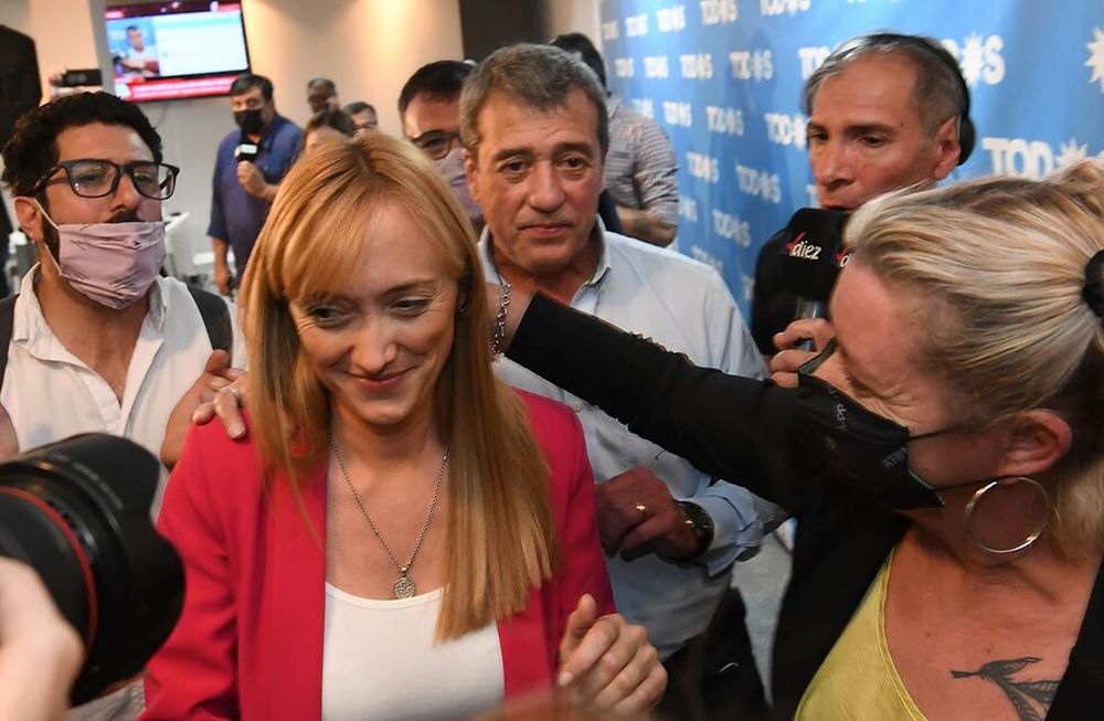 Elecciones legislativas 2021. Los candidatos del Frente de Todos anunciaron los resultados en el búnker ubicado en calle España de la ciudad de Mendoza.Anabel Fernández Sagasti candidata a senadora nacional y Adolfo Bermejo candidato a diputado nacional en el búnker peronista.