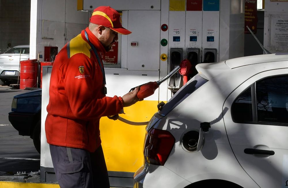 Cerrarán las estaciones de servicios en las noches por el congelamiento de precios. Foto: Orlando Pelichotti / Los Andes