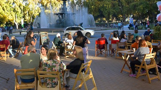 Otoño en MendozaMuchos mendocinos aprovecharon la jornada de temperatura agradable para pasear por el Parque General San MartínFoto: Orlando Pelichotti