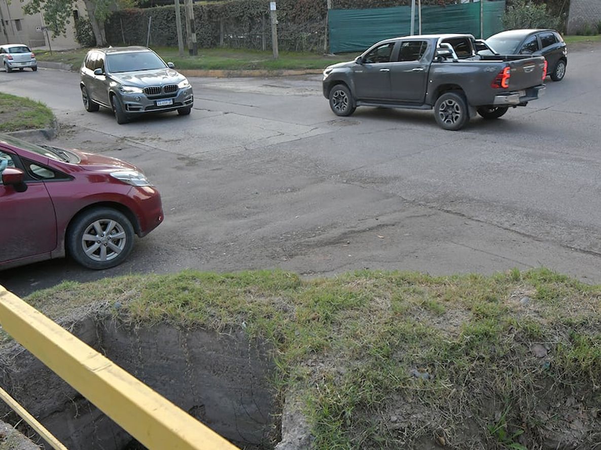 Pueyrredón y Alzaga, en Chacras de Coria, los vecinos reclaman un ordenador de tránsito y reductores de velocidad de tránsito. En horas de entrada y salida de escuelas y comercio, circular por este cruce se torna muy complicado.Foto:Orlando Pelichotti