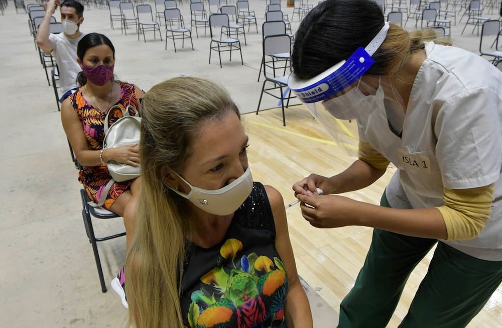 La principal razón es que dentro de los grupos priorizados ellas son mayoría, como sucede en Educación y Salud. / Foto: Orlando Pelichotti