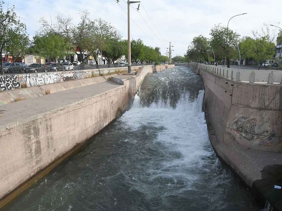Detuvieron a hombre que intentó robar un kiosco en Ciudad y se lanzó al canal Cacique Guaymallén para huir  Foto: José Gutierrez / Los Andes