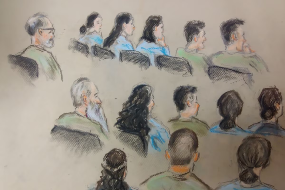 Un boceto proporcionado por el tribunal muestra a Jason Richard Struhs (i), el padre de Elizabeth Struhs, de ocho años, que murió de diabetes no tratada, su madre Kerrie Struhs (2-i, segunda fila) y el líder del grupo religioso Brendan Luke Stevens (izquierda, segunda fila) . Foto: EFE.