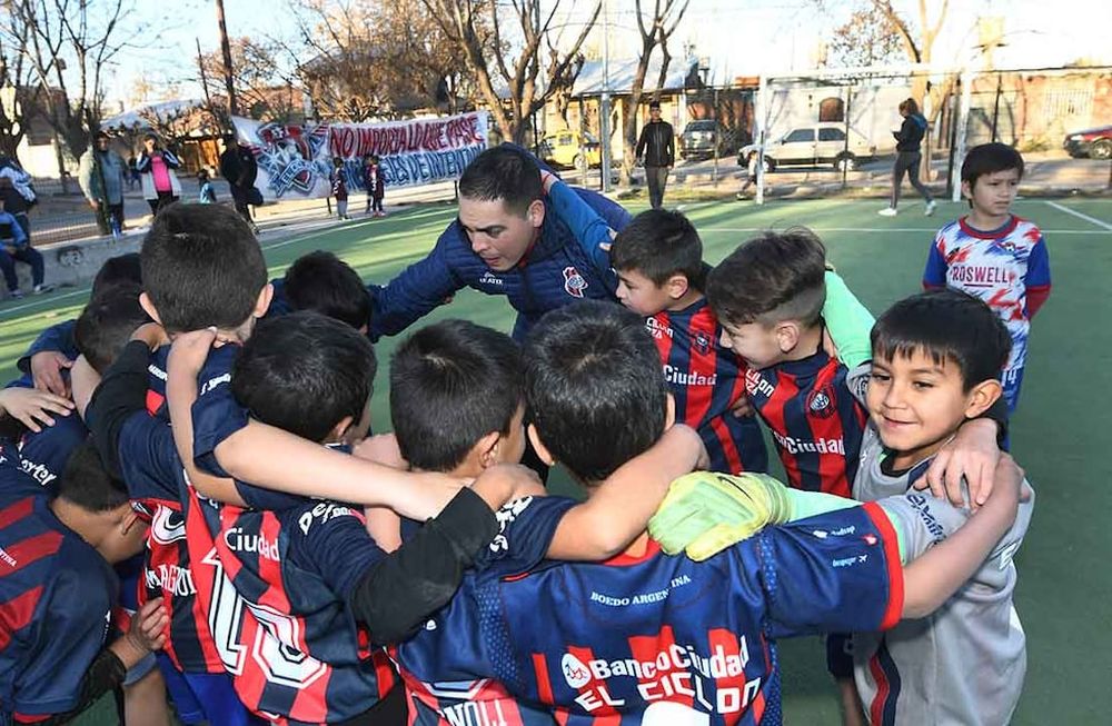 El profe de fútbol Diego Medina se entusiasma con conseguir un par de botines para cada uno de los chicos que juegan en la escuela de fútbol infantil El Ciclón (Bermejo). Es una de las tantas movidas solidarias para celebrar el Día de la Niñez. Foto: José Gutiérrez / Los Andes.