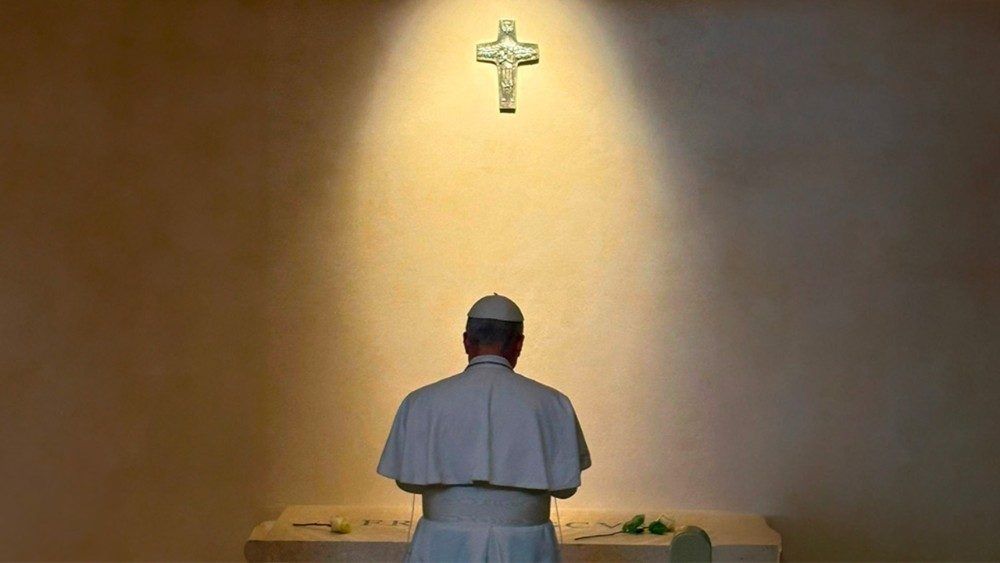 León XIV visitó la tumba de Francisco. 