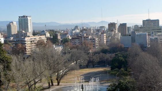 Desde la Dirección de Agricultura y Contingencias Climáticas informaron que se espera para este sábado una jornada agradable, con nevadas en cordillera. / Foto: Orlando Pelichotti / Los Andes