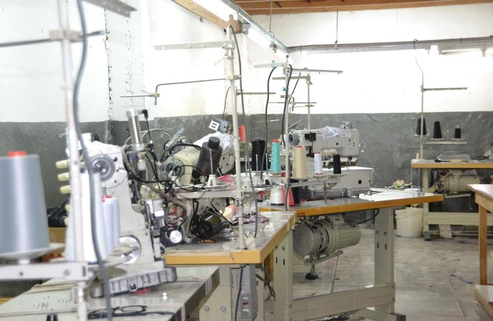 Hombres y mujeres son explotados sin límites y por remuneraciones ruinosas en los talleres clandestinos de producción textil. Verdaderas cuevas donde las autoridades laborales y la Justicia suelen brillar por su ausencia.