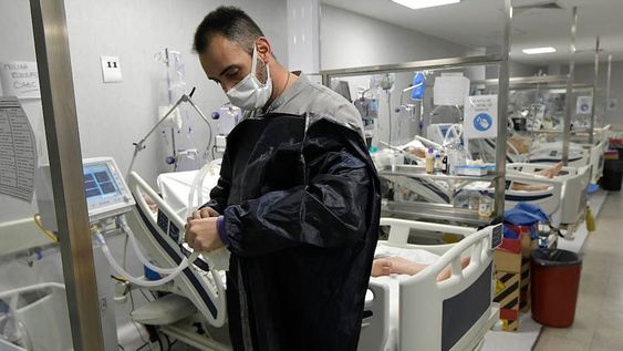 La guardia y la Unidad de Terapia Intensiva del hospital Central volvieron a aumentar su ocupación. Foto: Orlando Pelichotti / Los Andes
