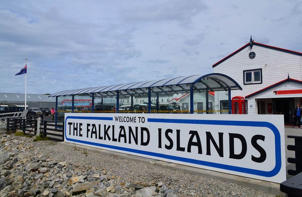 La embajada británica invita a estudiantes argentinos a participar de un polémico concurso para ir a Islas Malvinas.