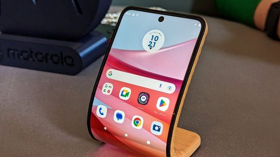 Teléfono con pantalla flexible de Motorola presentado en el Mobile World Congress (MWC) de Barcelona