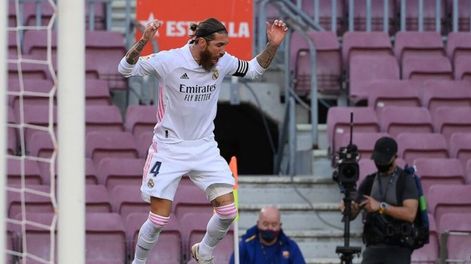 El marcador central de Real Madrid podría seguir su carrera en Francia. / AFP
