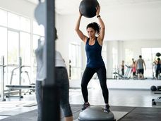 mujeres mayores de 55 anos: gracias a este ejercicio pueden fortalecer los musculos de la espalda sin salir de casa