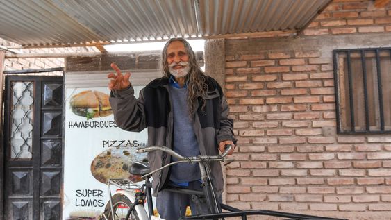 Martín vendedor ambulante conocido como Jesús del Parque Tincho o Maní.