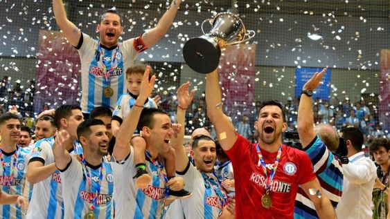 Federico Pérez (con la copa del mundo) y Diego Koltes (con su hijo a hombros) cuando tocaron el cielo con las manos en Misiones 2019. Ambos ganaron todo a nivel clubes y selección.