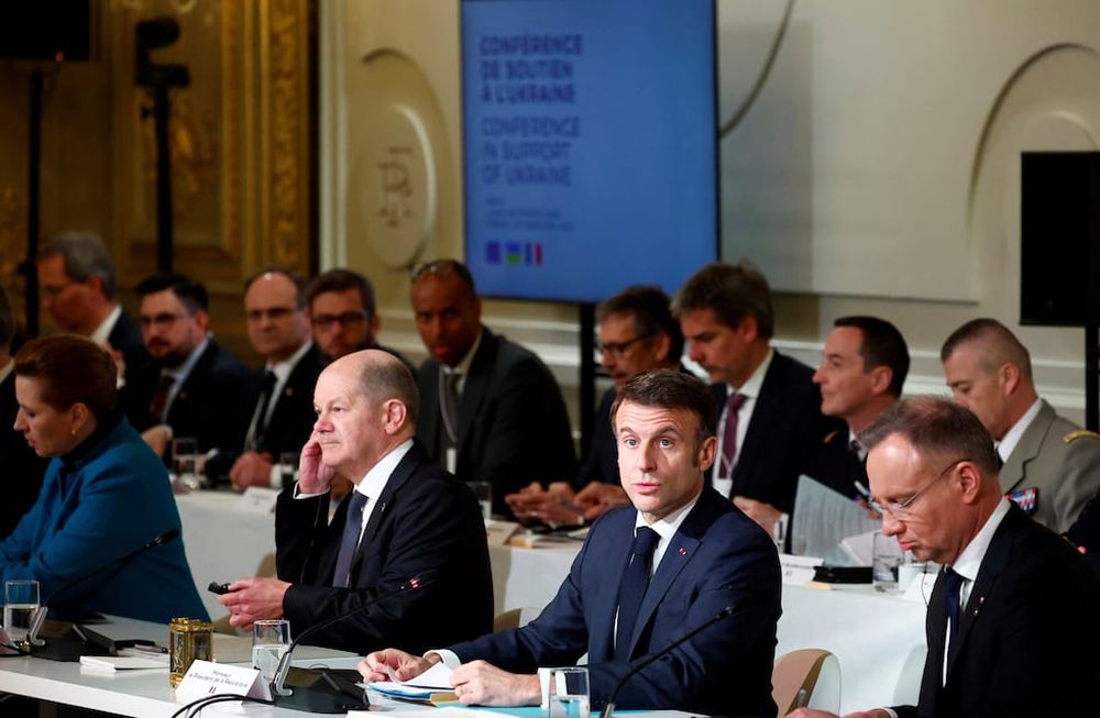 El presidente de Francia, Emmanuel Macron (centro, derecha), ofrece un discurso en el Palacio del Elíseo, En París, el 26 de febrero de 2024. (Gonzalo Fuentes/Pool vía AP)