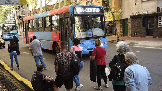 ventanilla abierta para facilitar la venESPERANDO. Gente en una parada de la calle Chile, en la Ciudad. Buscan descongestionar las unidades para evitar contagios. Foto:José Gutierrez / Los Andes
