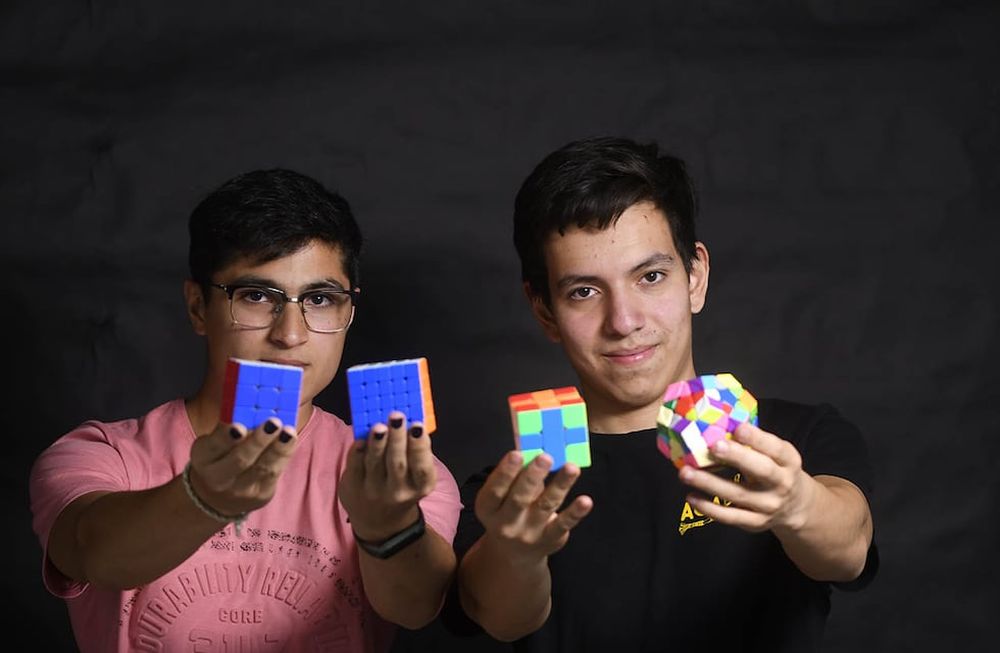 Gabriel Calderón y Jonathan Aroma son integrantes del Club Cuberos de Mendoza que se dedican a armar cubos Rubik. Foto: Marcelo Rolland / Los Andes