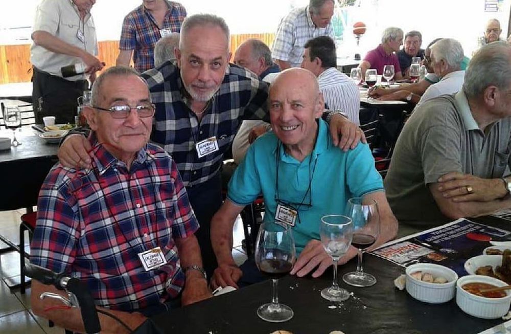 ¡Cuánta magia!  Arturo Cacciamani, Omar Semeraro y Luis Armendáriz. Juntos en el último encuentro de las grandes glorias del básquet de Mendoza. / Gentileza.
