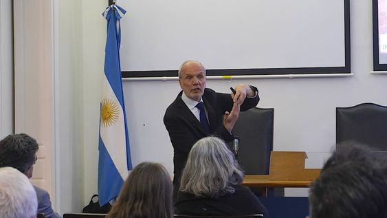 Ricardo Villalba durante su exposición sobre cambio climático y bosques nativos argentinos. Foto: Gentileza/Ancefn o Academia de Ciencias Exactas.