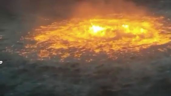 Fuerte explosión y posterior incendio en un ducto marino. Foto: Captura de video